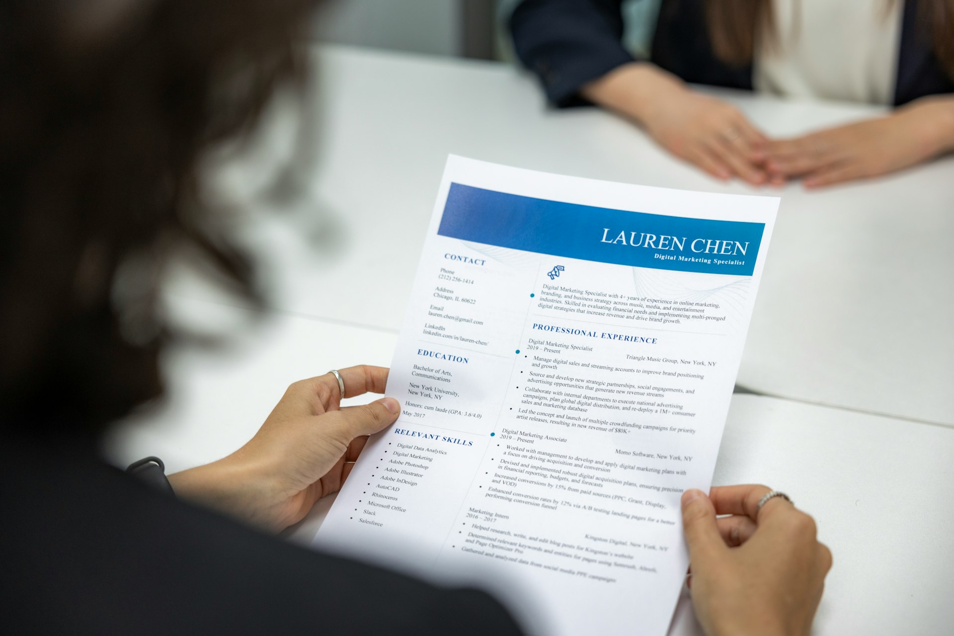 Curso reclutamiento y selección de personal sijap a woman is reading a resume at a table