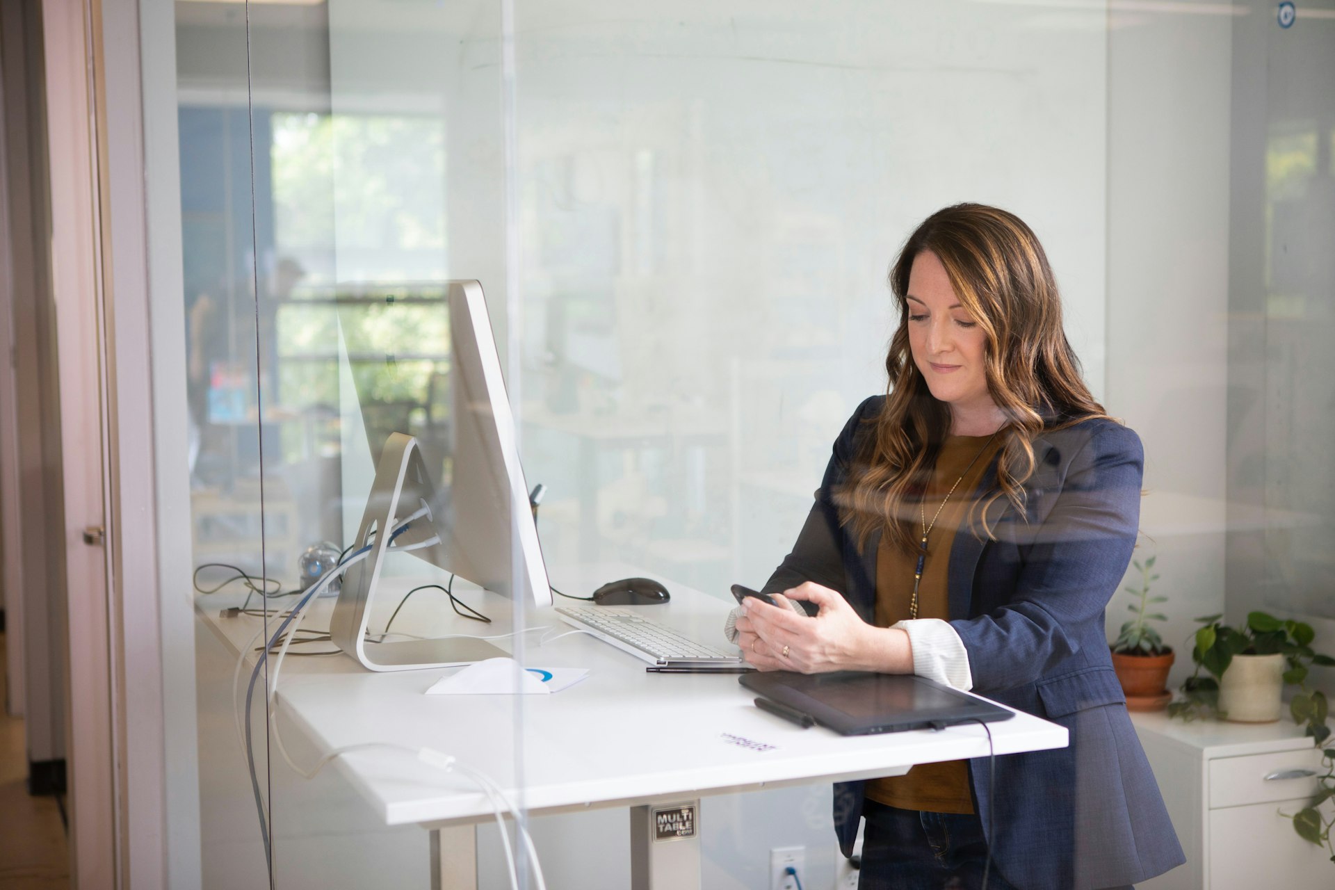 Profesionalismo/SIJAP woman in black leather jacket using macbook air
