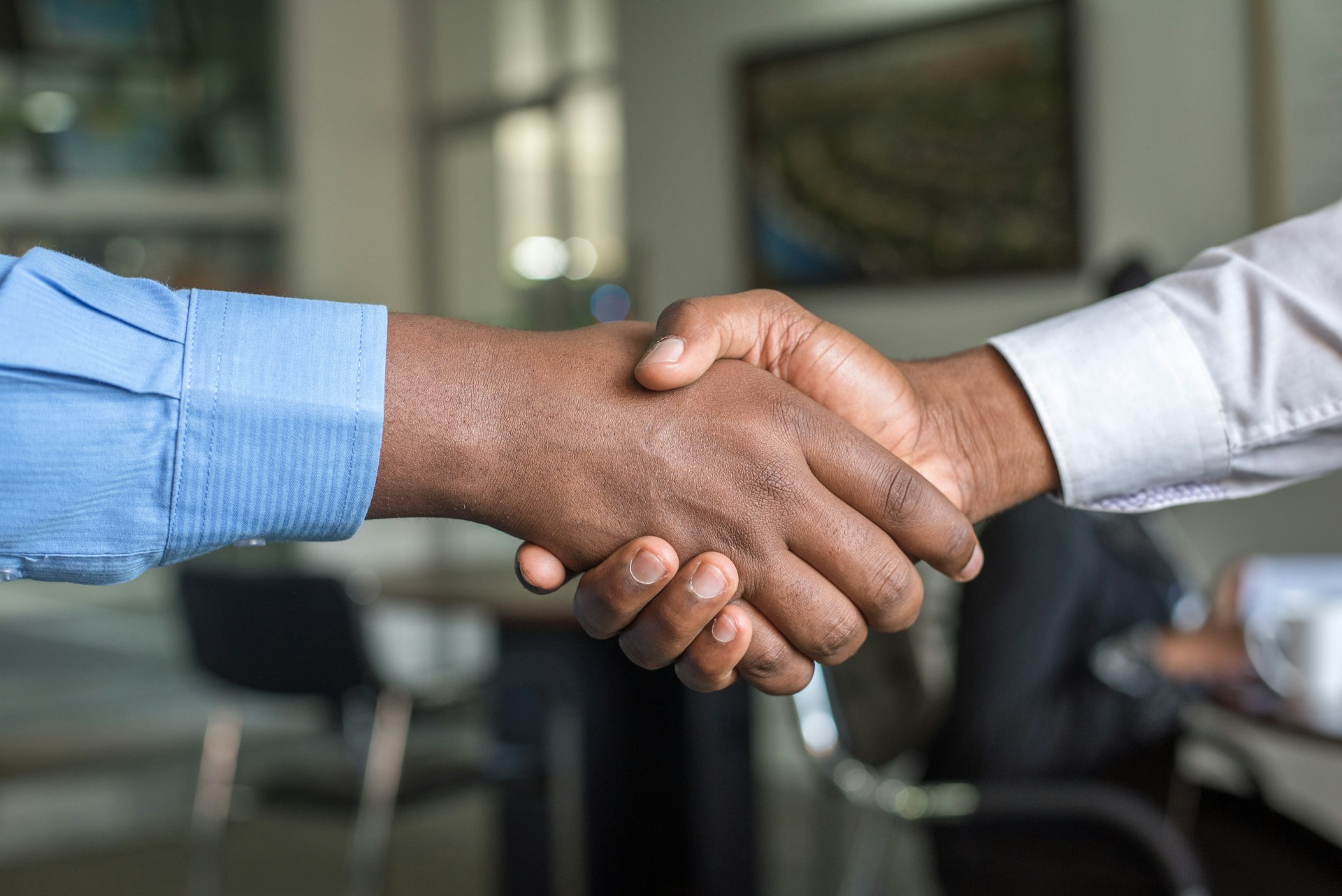 compromiso/SIJAP two people shaking hands